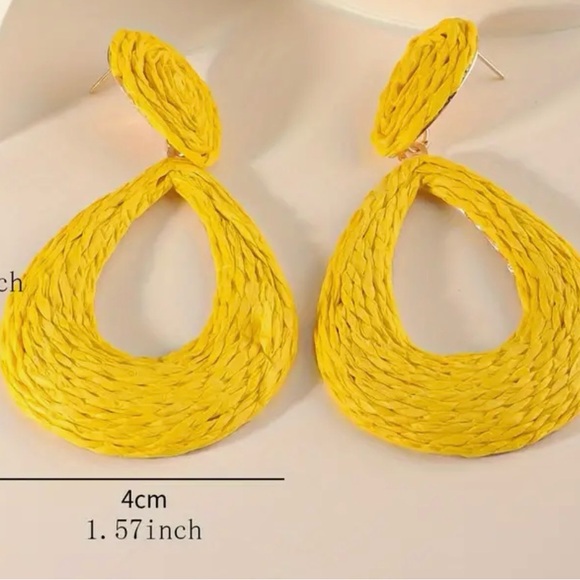 Sunshine days. Pop of sunshine hollow tear drop raffia textured dangle earrings - Picture 4 of 4